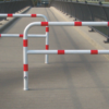 Uitneembaar toegangshek 4 Fiets aanleunbeugels uitneembaar en draaibaar en in diverse lengtes leverbaar. Duurzame en voordelige fietsenrekken.